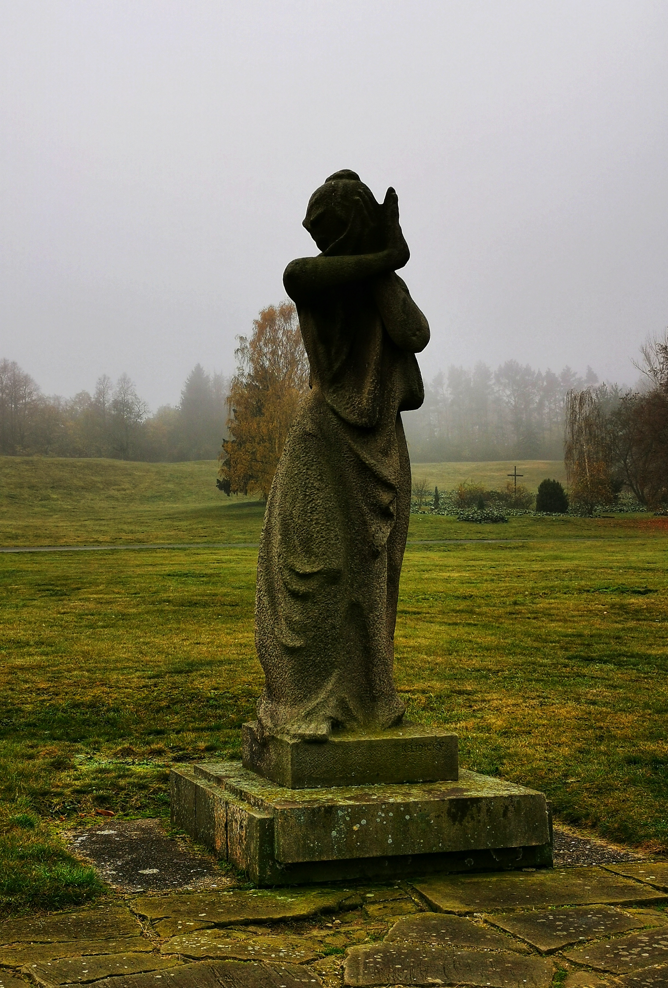 The statute of crying woman (a woman protecting her face from the flames) was created by professor Karel Lidický.