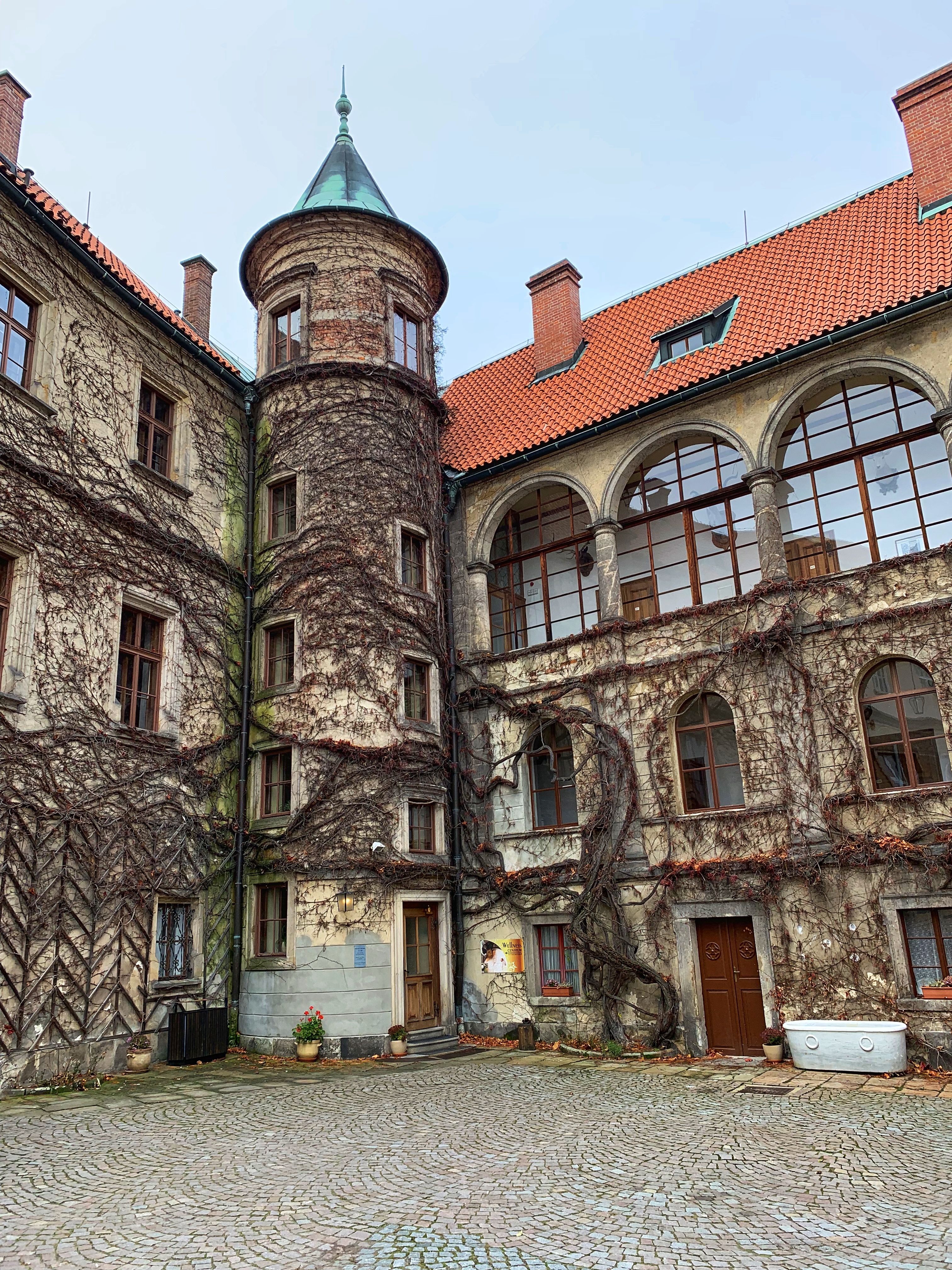 Tourists can access the courtyard and the tower from which they can enjoy a wonderful view of the Hruboskalsko, Trosky and Kozákov.