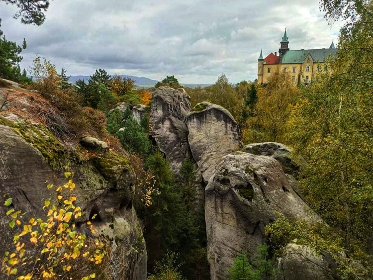 The highlight of this part of Bohemian Paradise is Hrubá Skála Chateau, situated on two sandstone blocks that rise up to nearly 60 m above the valley of the Libuňka River.