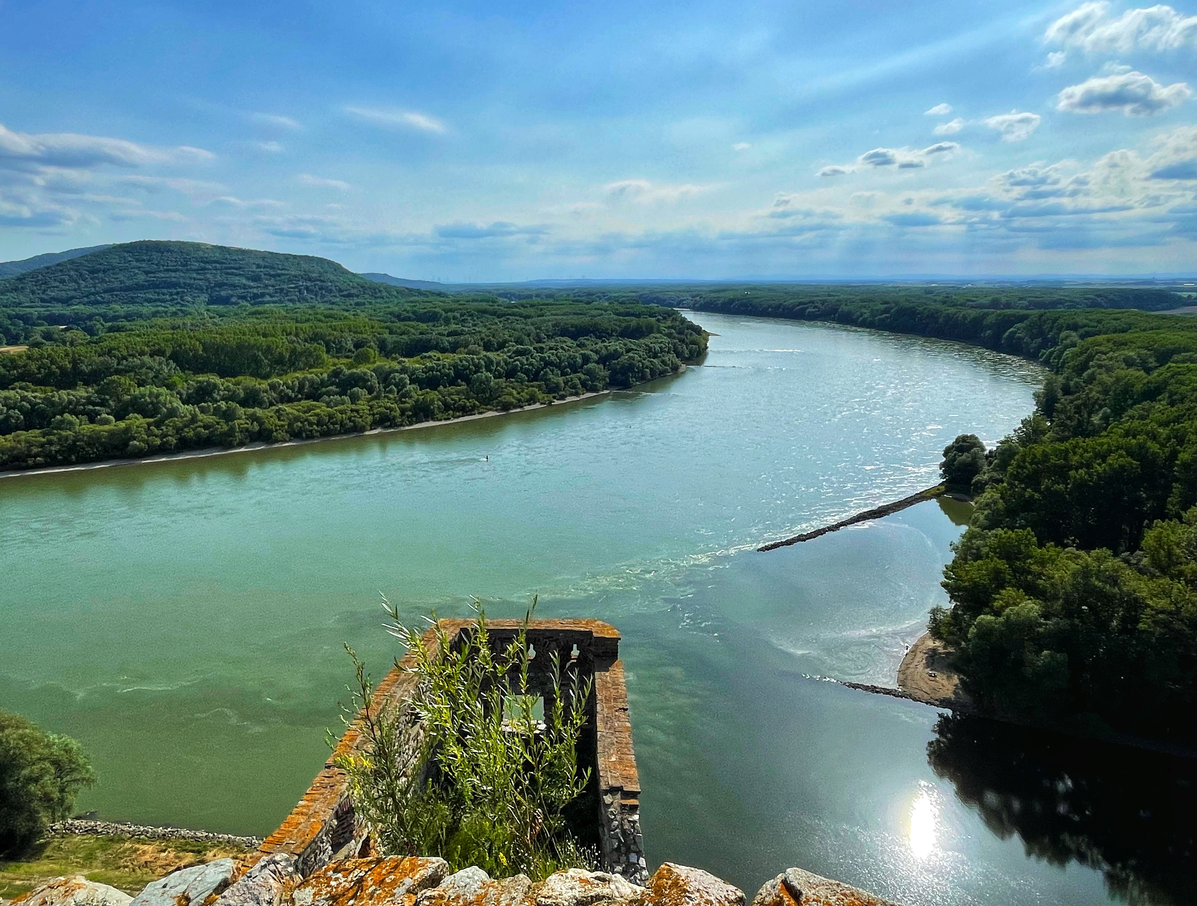 The confluence of the rivers Dunaj (Danube) and Morava.