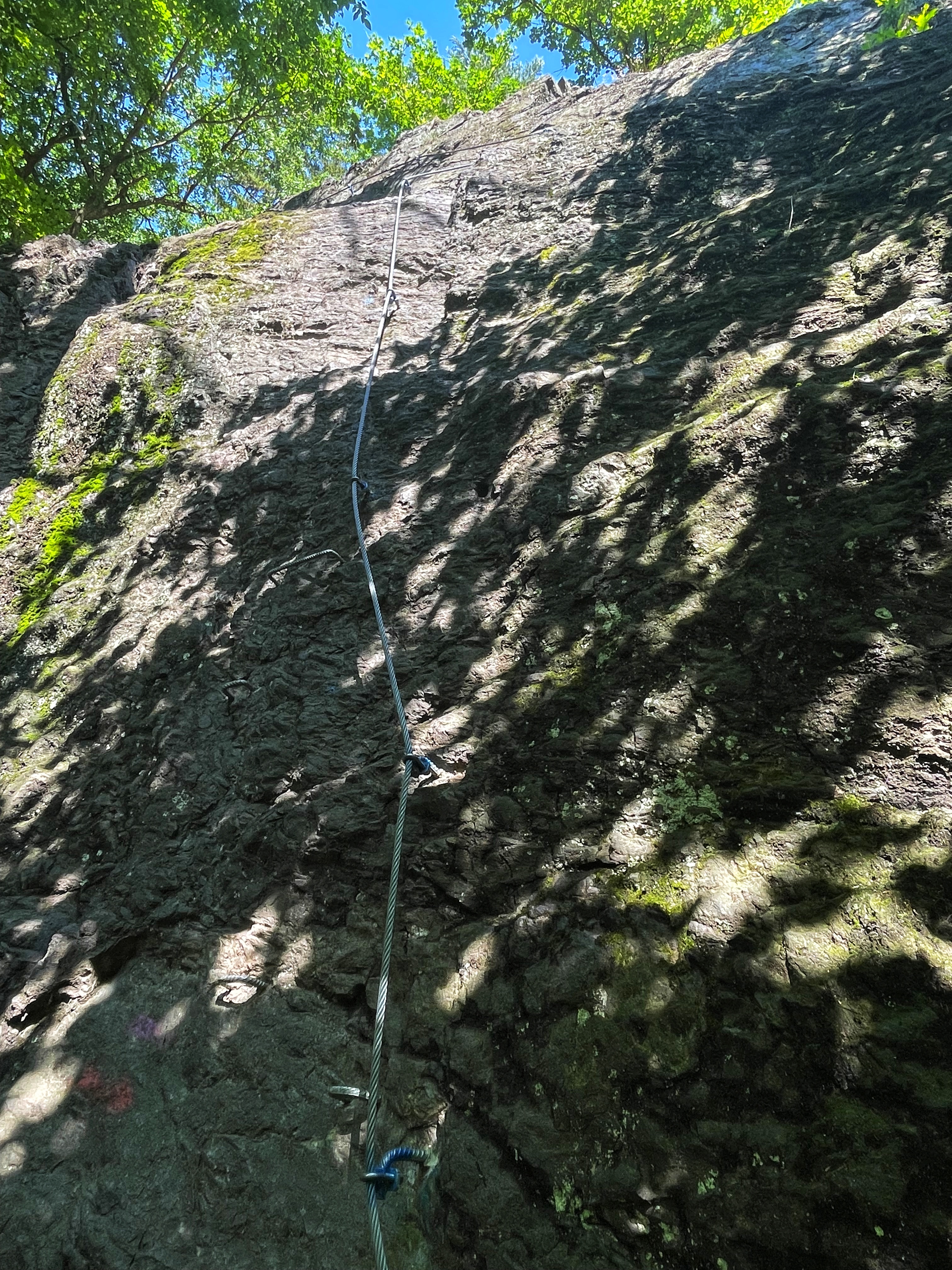 The blue way – length: 90m, elevation: 65m, difficulty: B, climbing time: 20-25 min.