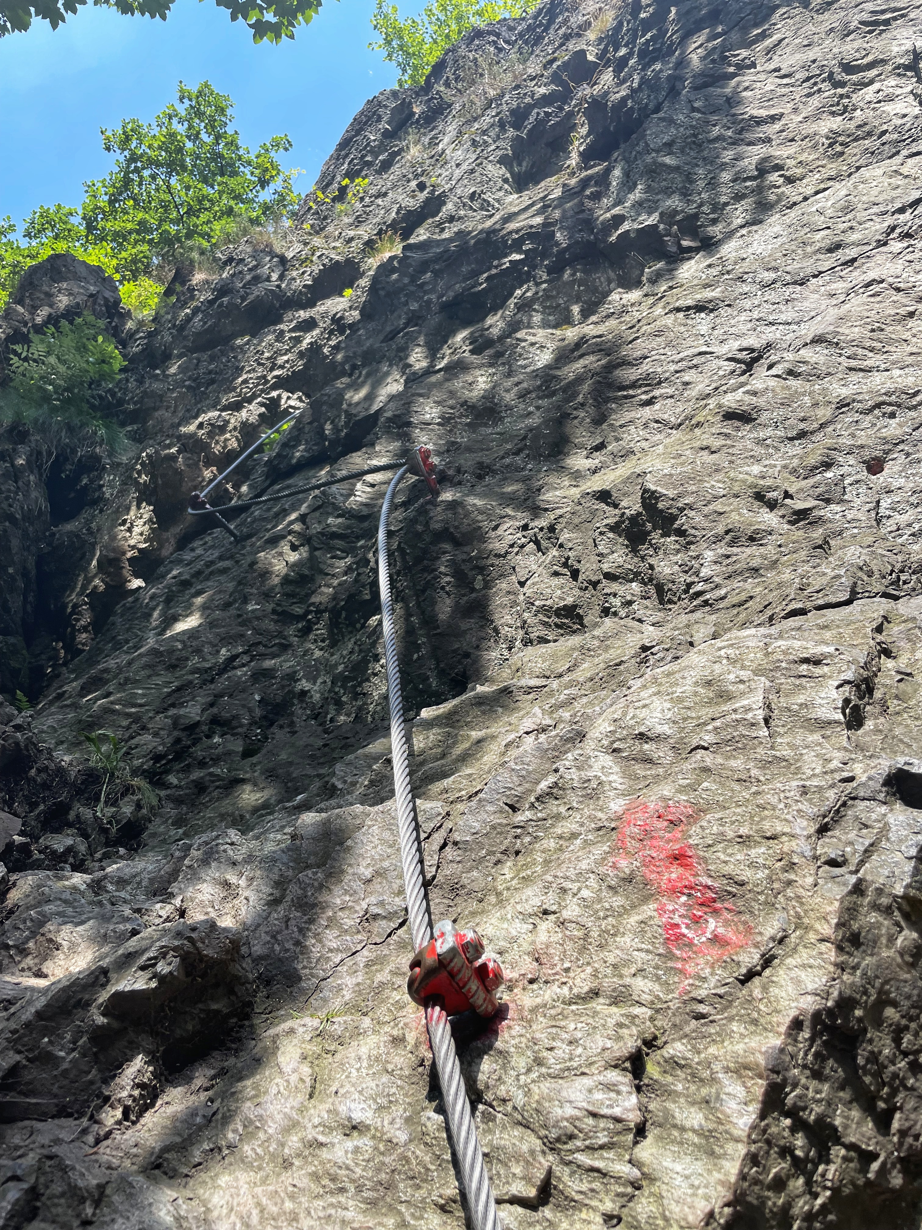 The red way – length: 110m, elevation: 70m, difficulty: C+, climbing time: 30-40 min.